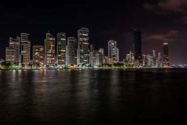 Castillogrande 'deki binalar gece denize yansıdı. Cartagena, Bolivar, Kolombiya. 