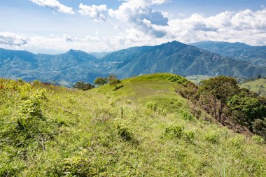 Mavi gökyüzü ve Venedik, Antioquia, Kolombiya 'nın güzel dağlarıyla manzara.
