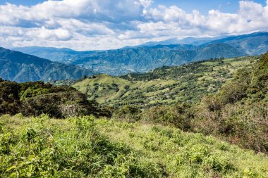 Mavi gökyüzü ve Venedik, Antioquia, Kolombiya 'nın güzel dağlarıyla manzara.