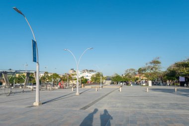Şehrin mavi gökyüzü olan doğrusal parkı. Puerto Kolombiya, Atlantico, Kolombiya. 