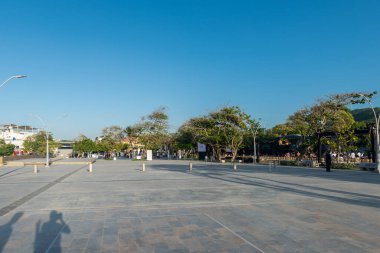 Şehrin mavi gökyüzü olan doğrusal parkı. Puerto Kolombiya, Atlantico, Kolombiya. 