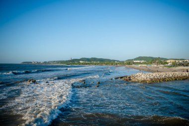 Sahilde güzel mavi gökyüzü olan doğal bir manzara. Puerto Kolombiya, Atlantico, Kolombiya. 
