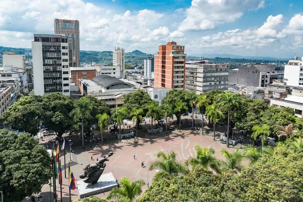 Pereira, Risaralda, Kolombiya. 3 Şubat 2022: Mavi gökyüzü ile Bolivar Meydanı.