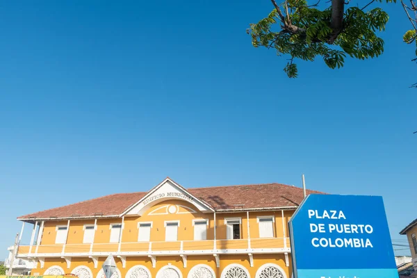 Puerto Colombia Atlantico Colombia Липня 2022 Жовта Архітектура Фасад Синім — стокове фото