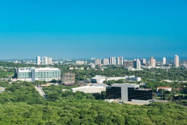 Barranquilla, Atlantico, Kolombiya. 30 Temmuz 2022: Mavi gökyüzü ile şehrin panoramik ve kentsel manzarası.