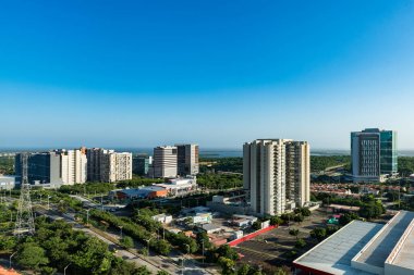 Barranquilla, Atlantico, Kolombiya. 30 Temmuz 2022: Mavi gökyüzü ile şehrin panoramik ve kentsel manzarası.