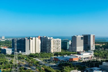 Barranquilla, Atlantico, Kolombiya. 30 Temmuz 2022: Mavi gökyüzü ile şehrin panoramik ve kentsel manzarası.
