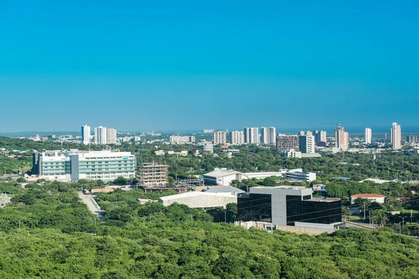 Barranquilla, Atlantico, Kolombiya. 30 Temmuz 2022: Mavi gökyüzü ile şehrin panoramik ve kentsel manzarası.