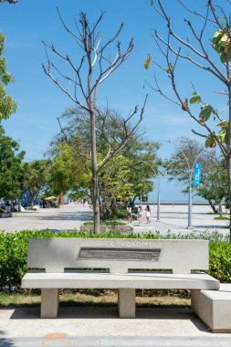 Barranquilla, Atlantico, Kolombiya. 31 Temmuz 2022: Puerto Kolombiya 'da güzel bir yaz günü ve mavi gökyüzü olan bir parkın fotoğrafları.