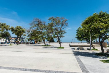 Barranquilla, Atlantico, Kolombiya. 31 Temmuz 2022: Puerto Kolombiya 'da güzel bir yaz günü ve mavi gökyüzü olan bir parkın fotoğrafları.