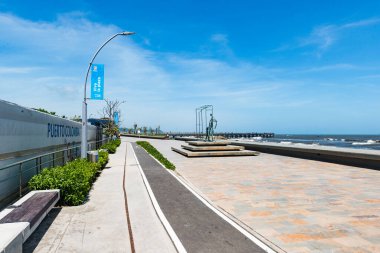 Barranquilla, Atlantico, Kolombiya. 31 Temmuz 2022: Puerto Kolombiya 'da güzel bir yaz günü ve mavi gökyüzü olan bir parkın fotoğrafları.