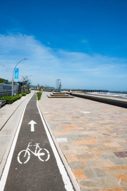 Barranquilla, Atlantico, Kolombiya. 31 Temmuz 2022: Puerto Kolombiya 'da güzel bir yaz günü ve mavi gökyüzü olan bir parkın fotoğrafları.