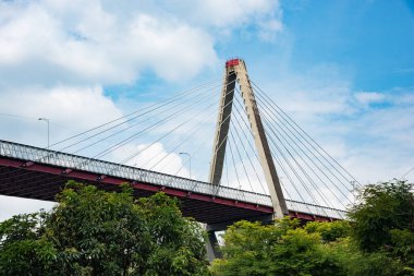 Pereira, Risaralda, Kolombiya. 23 Şubat 2022: Çar Gaviria Trujillo Viaduct, Pereira şehrini Dosquebradas belediyesine bağlayan ve vadiyi geçen kablo destekli bir köprüdür.