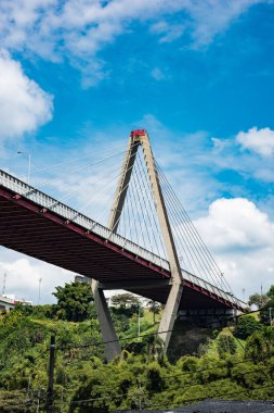 Pereira, Risaralda, Kolombiya. 23 Şubat 2022: Çar Gaviria Trujillo Viaduct, Pereira şehrini Dosquebradas belediyesine bağlayan ve vadiyi geçen kablo destekli bir köprüdür.