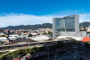 Bogot, Kolombiya. 23 Mayıs 2022: Mavi gökyüzü ile şehrin panoramik ve kentsel manzarası.