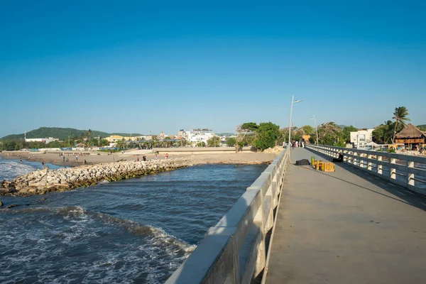 Puerto Kolombiya rıhtımından güzel bir gün batımı görünüyor. Barranquilla.