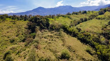 Dağlı doğal ve panoramik manzara ve mavi gökyüzü Tamesis, Antioquia, Kolombiya.