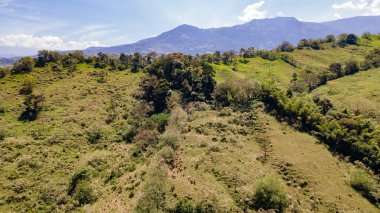 Dağlı doğal ve panoramik manzara ve mavi gökyüzü Tamesis, Antioquia, Kolombiya.