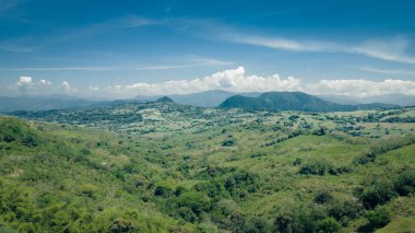 Dağlı doğal ve panoramik manzara ve mavi gökyüzü Tamesis, Antioquia, Kolombiya.