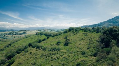 Dağlı doğal ve panoramik manzara ve mavi gökyüzü Tamesis, Antioquia, Kolombiya.
