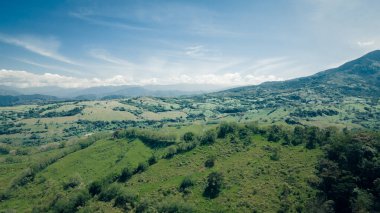 Dağlı doğal ve panoramik manzara ve mavi gökyüzü Tamesis, Antioquia, Kolombiya.