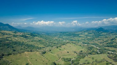 Dağlı doğal ve panoramik manzara ve mavi gökyüzü Tamesis, Antioquia, Kolombiya.