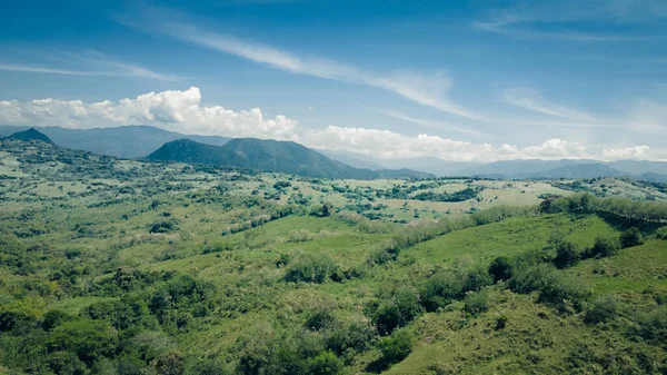 Dağlı doğal ve panoramik manzara ve mavi gökyüzü Tamesis, Antioquia, Kolombiya.