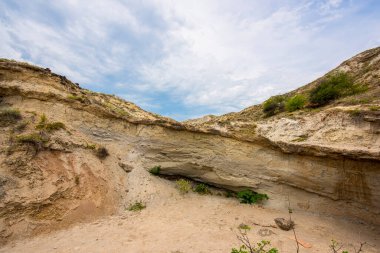 Mavi gökyüzü ile Tatacoa çölünde panoramik manzara. Huila, Kolombiya.