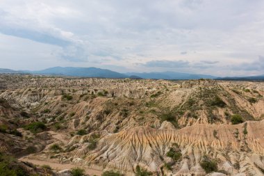 Mavi gökyüzü ile Tatacoa çölünde panoramik manzara. Huila, Kolombiya.