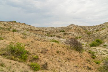 Mavi gökyüzü ile Tatacoa çölünde panoramik manzara. Huila, Kolombiya.