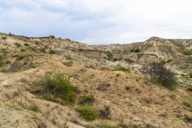 Mavi gökyüzü ile Tatacoa çölünde panoramik manzara. Huila, Kolombiya.