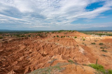 Mavi gökyüzü ile Tatacoa çölünde panoramik manzara. Huila, Kolombiya.