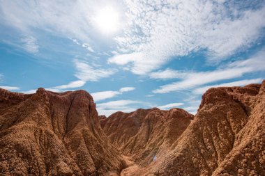 Kızıl çöl manzarası, çalılar ve mavi gökyüzü. Tatacoa Çölü, Huila, Kolombiya.