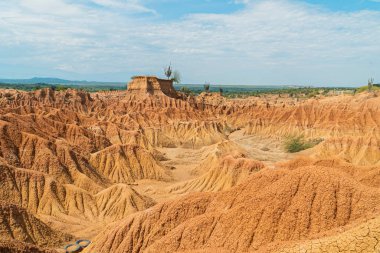 Tatacoa Çölü, erozyon süreçleri, kaktüs bitkileri ve dikenli çalılar, aşırı hava koşulları ve fosillerin ziyaretçilerin ilgisini çektiği Huila departmanının başlıca çevre ve turistik merkezlerinden biri olarak kabul edilir..