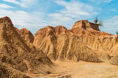 Tatacoa Çölü, erozyon süreçleri, kaktüs bitkileri ve dikenli çalılar, aşırı hava koşulları ve fosillerin ziyaretçilerin ilgisini çektiği Huila departmanının başlıca çevre ve turistik merkezlerinden biri olarak kabul edilir..