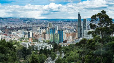 Bogota, Kolombiya. 7 Eylül 2022: Monserrate tepesinden şehrin panoramik manzarası. 