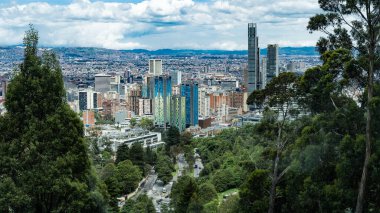 Bogota, Kolombiya. 7 Eylül 2022: Monserrate tepesinden şehrin panoramik manzarası. 