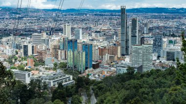 Bogota, Kolombiya. 7 Eylül 2022: Monserrate tepesinden şehrin panoramik manzarası. 