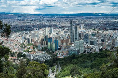 Bogota, Kolombiya. 7 Eylül 2022: Monserrate tepesinden şehrin panoramik manzarası. 