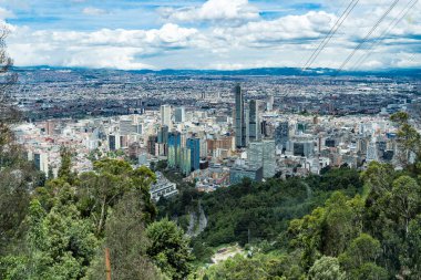 Bogota, Kolombiya. 7 Eylül 2022: Monserrate tepesinden şehrin panoramik manzarası. 