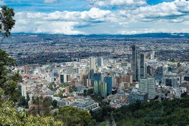 Bogota, Kolombiya. 7 Eylül 2022: Monserrate tepesinden şehrin panoramik manzarası. 