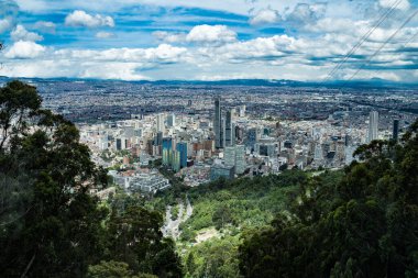 Bogota, Kolombiya. 7 Eylül 2022: Monserrate tepesinden şehrin panoramik manzarası. 