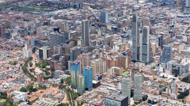 Bogota, Kolombiya. 7 Eylül 2022: Monserrate tepesinden şehrin panoramik manzarası. 