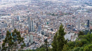 Bogota, Kolombiya. 7 Eylül 2022: Monserrate tepesinden şehrin panoramik manzarası. 