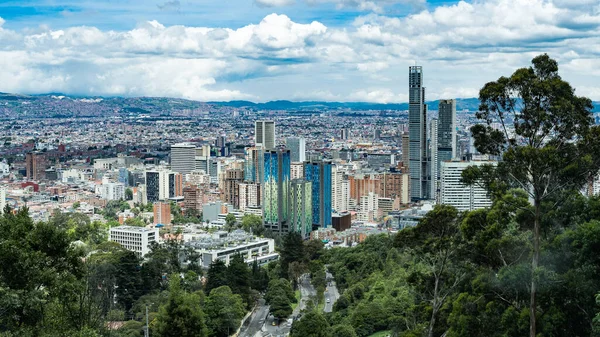 Bogota, Kolombiya. 7 Eylül 2022: Monserrate tepesinden şehrin panoramik manzarası. 