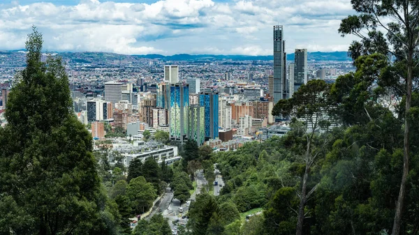 Bogota, Kolombiya. 7 Eylül 2022: Monserrate tepesinden şehrin panoramik manzarası. 