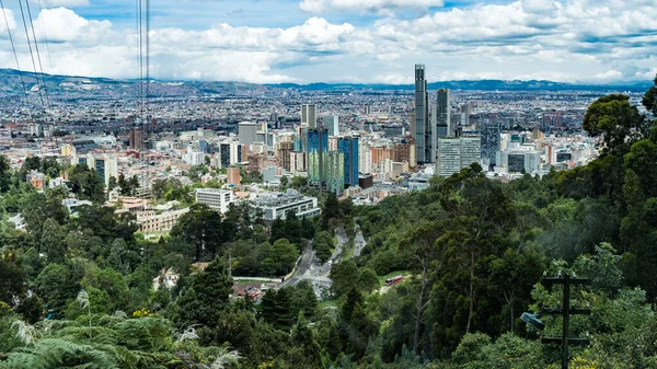 Bogota, Kolombiya. 7 Eylül 2022: Monserrate tepesinden şehrin panoramik manzarası. 