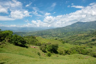 Tamesis 'teki panoramik manzara. Mavi gökyüzü ve ufukta dağ var. Kolombiya. 