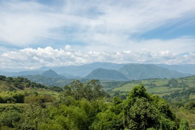Yaz öğleden sonraları doğal manzara. Tamesis, Antioquia, Kolombiya.