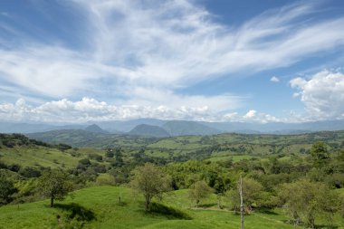 Yaz öğleden sonraları doğal manzara. Tamesis, Antioquia, Kolombiya.